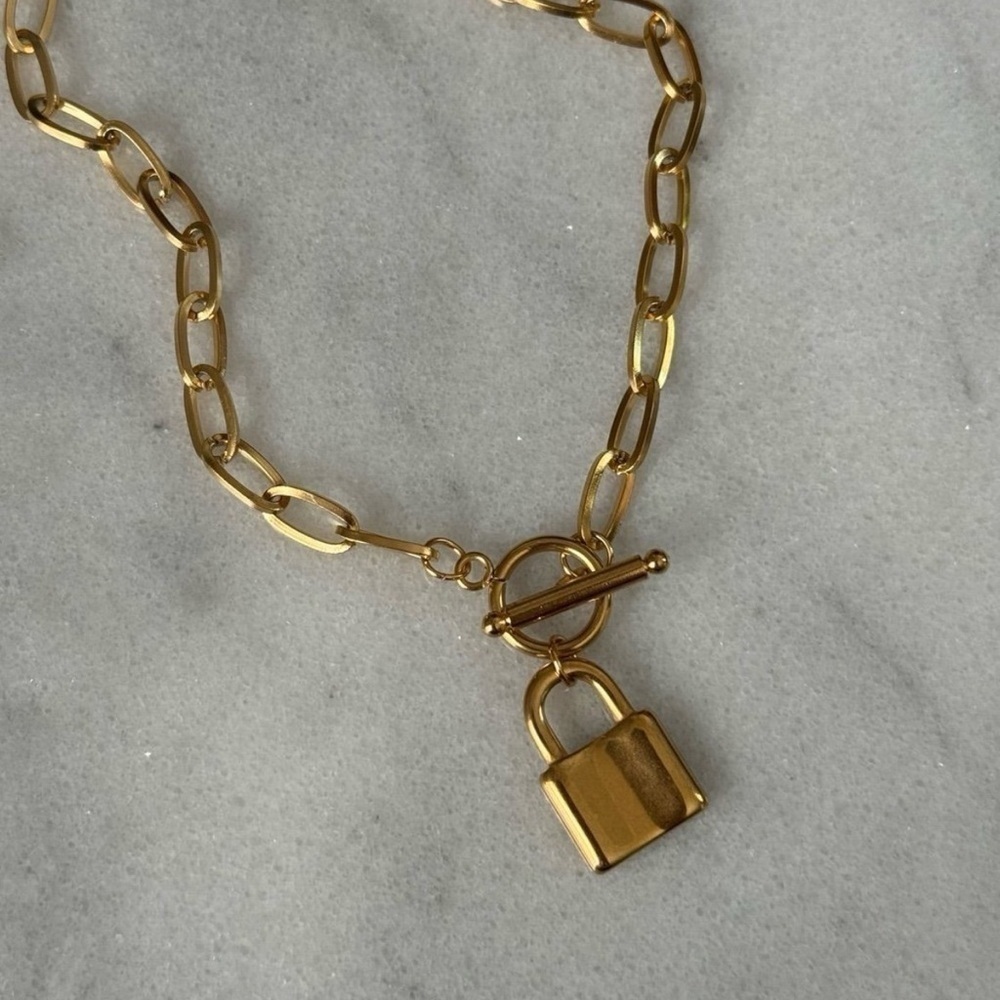 Gold Chain Link Lock Pendant Necklace 

Brand New
